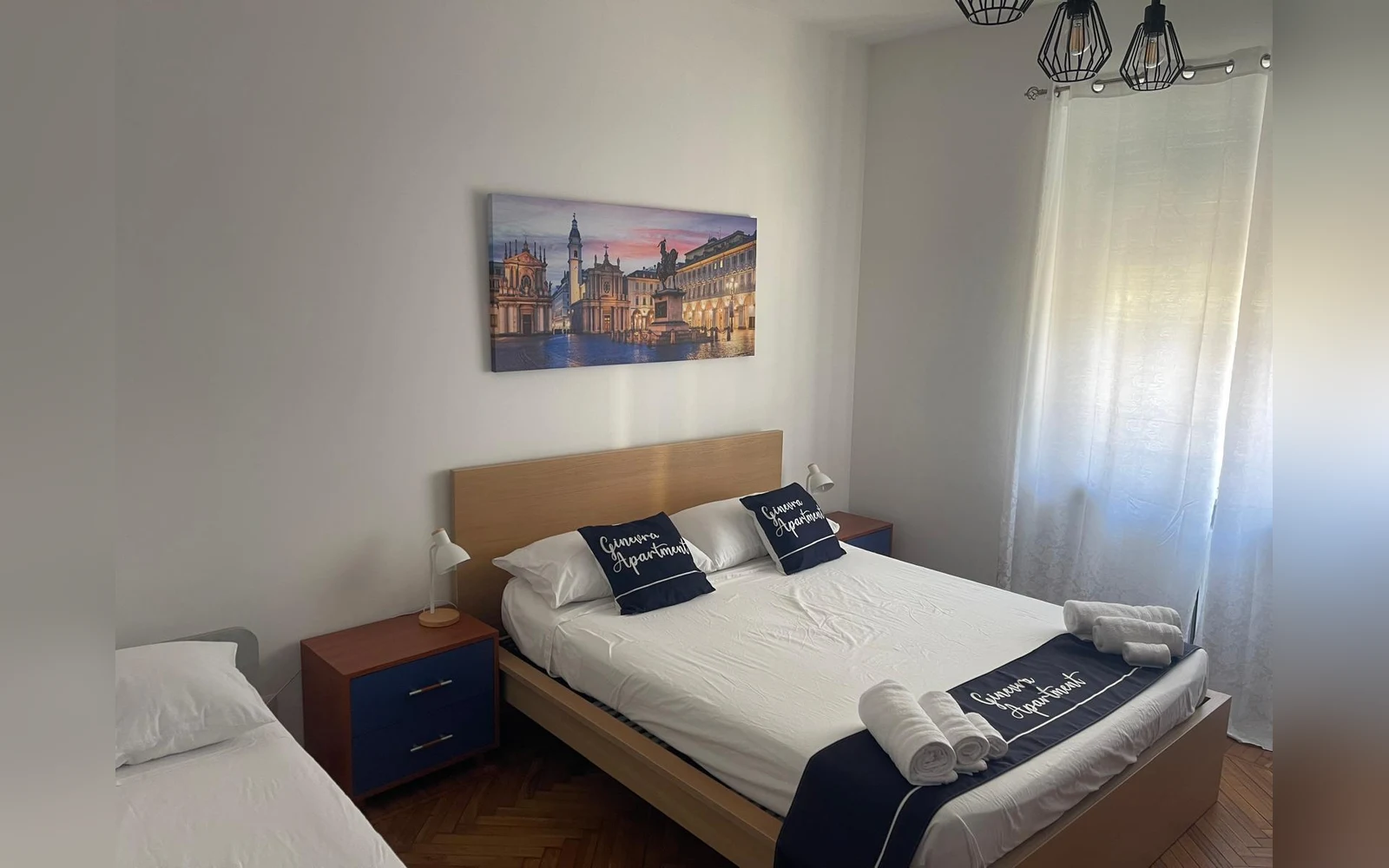 La camera con letto matrimoniale, letto singolo e comodini
