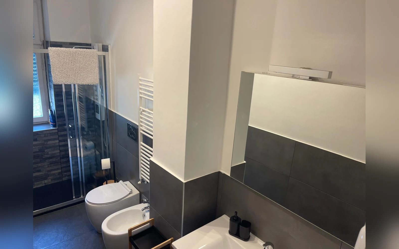 Il bagno con lavabo e specchio