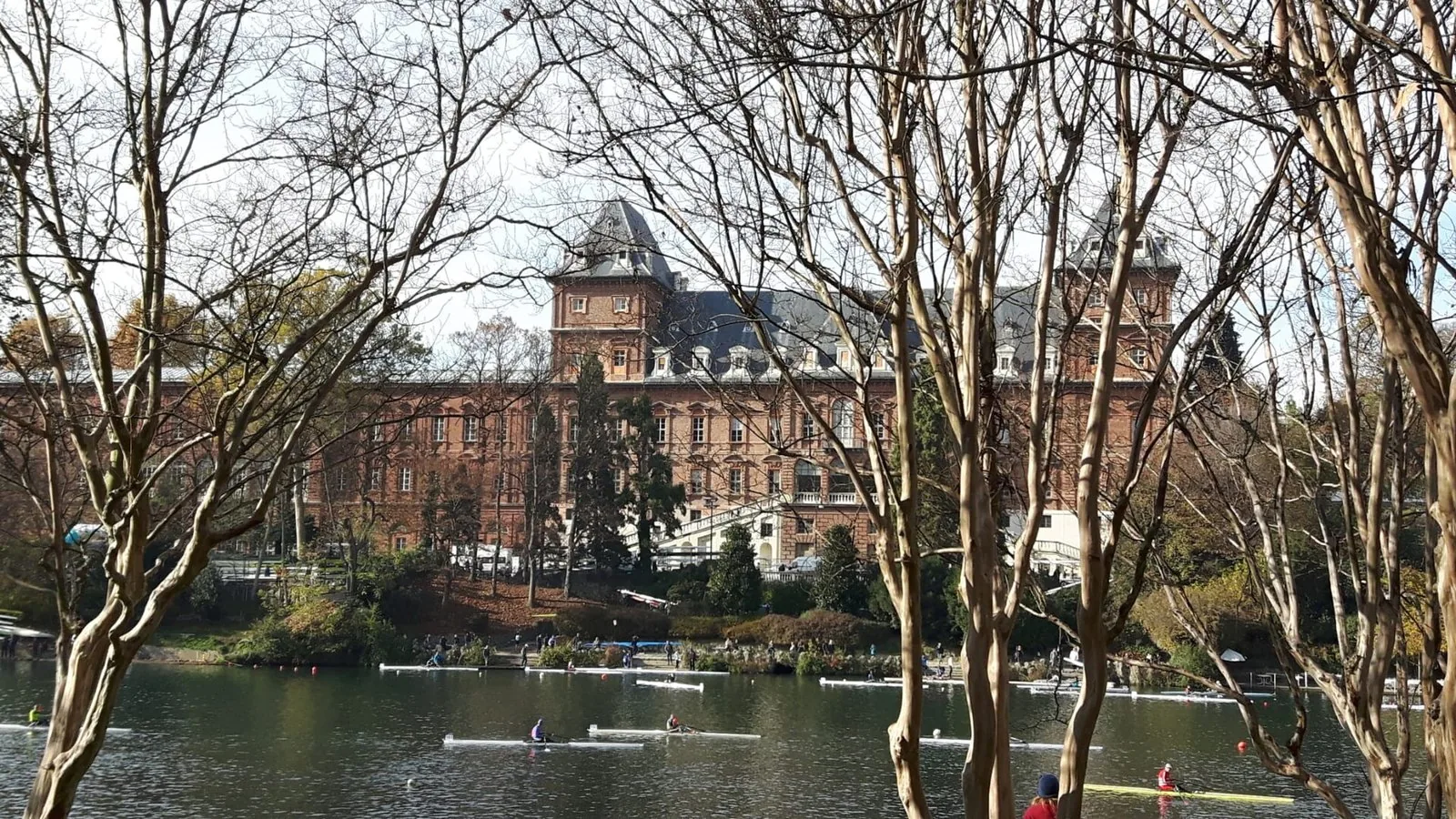 Il Castello del Valentino visto dalle rive del Po
