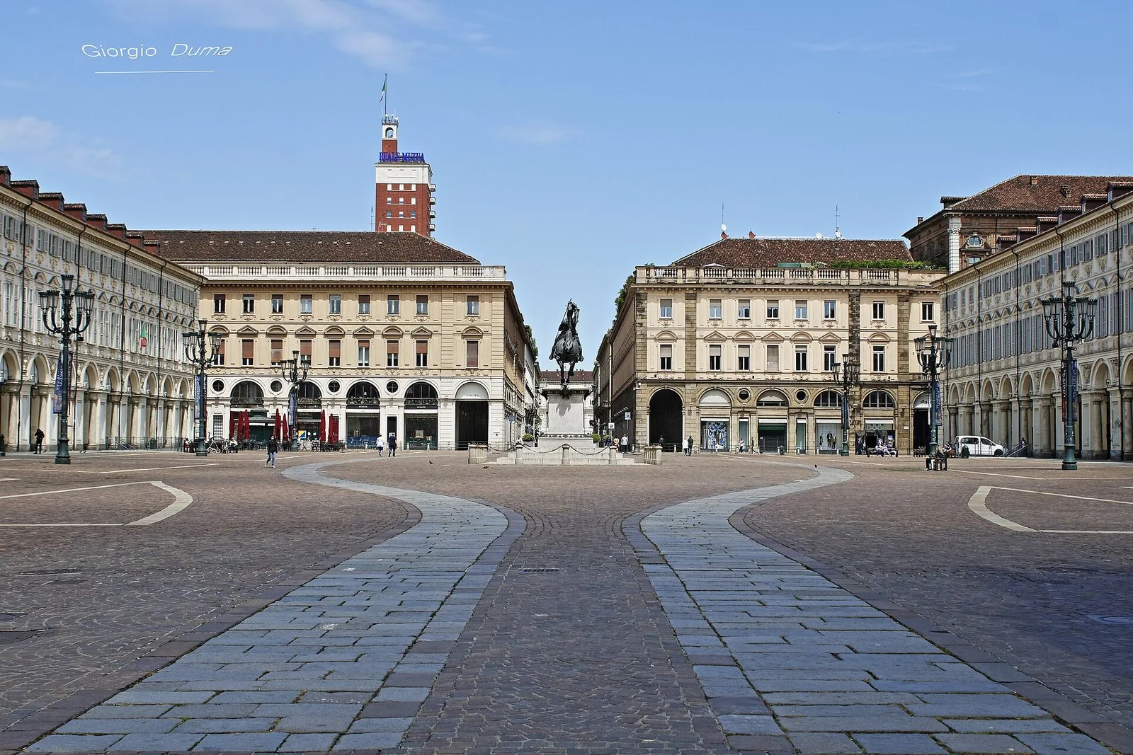 Piazza San Carlo a Torino con le chiese gemelle sullo sfondo