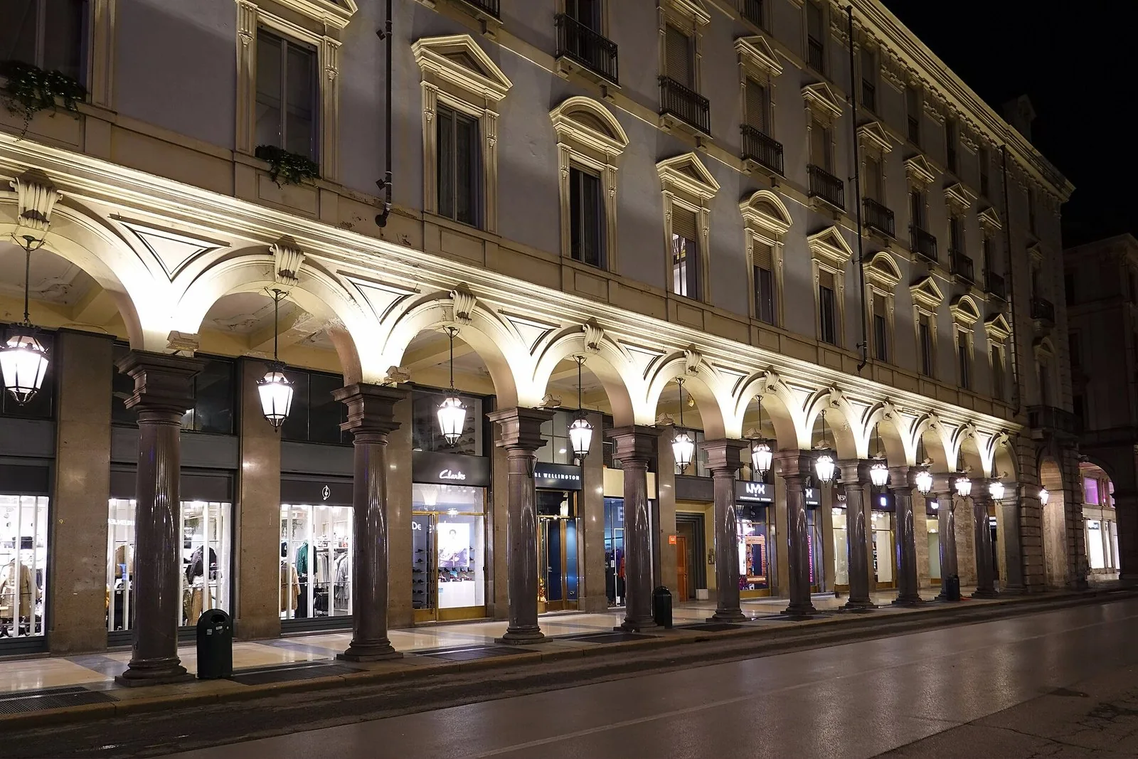 I portici illuminati di via Roma a Torino di sera