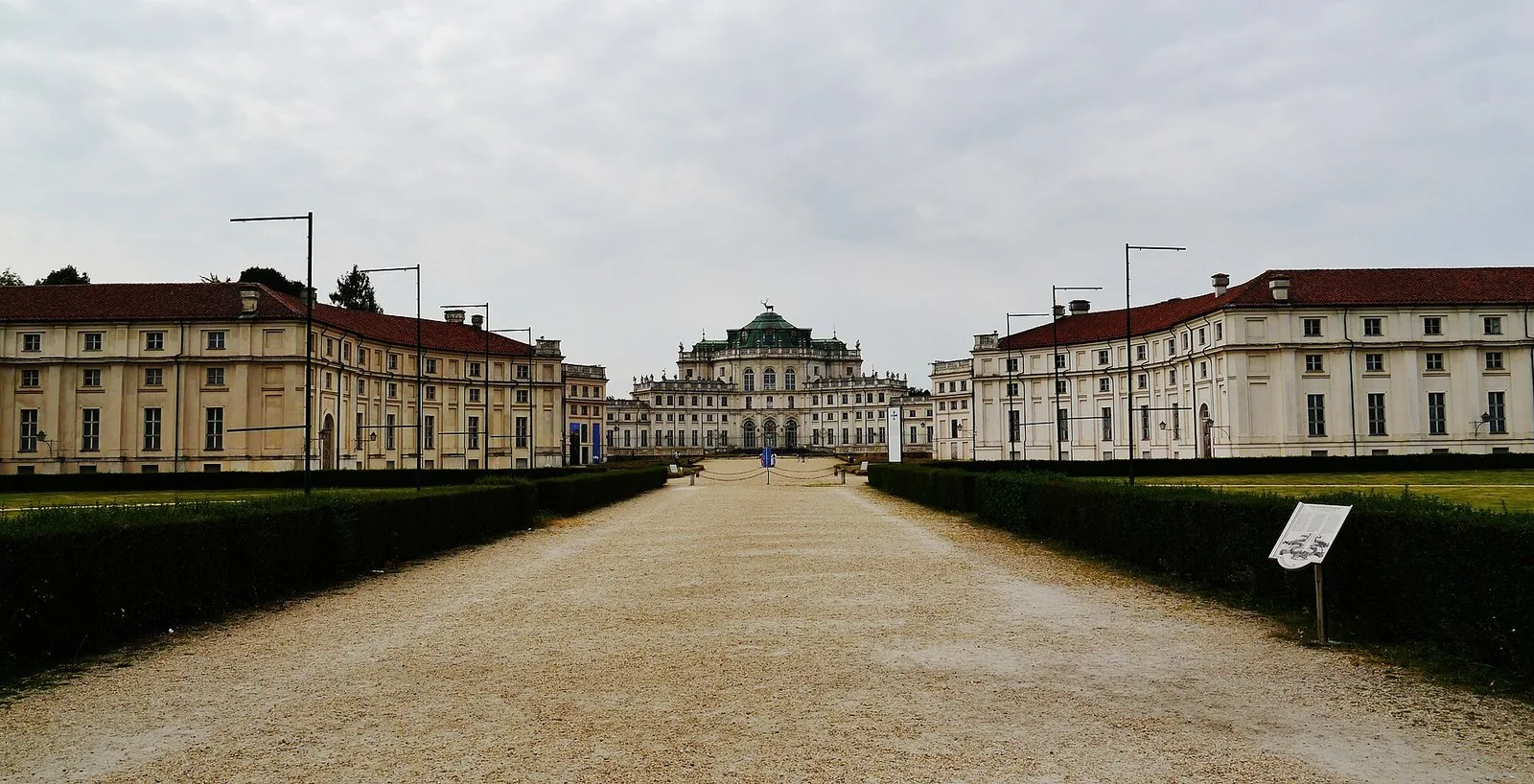 La Palazzina di caccia di Stupinigi vista dal viale d'accesso