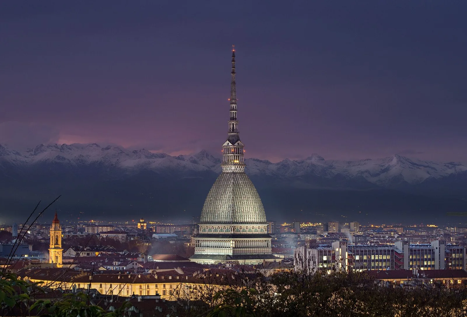 La Mole Antonelliana illuminata di sera
